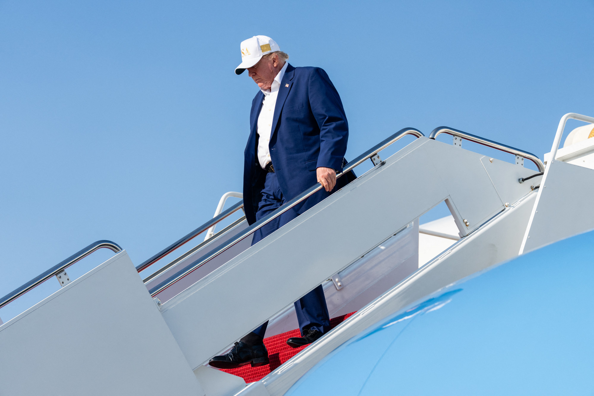Csaliként használták fel az elnöki különgépen utazó amerikai kormány több miniszterét és sok újságírót, miközben Trumpot biztonságosabb repülőre csempészték az iráni fenyegetés miatt