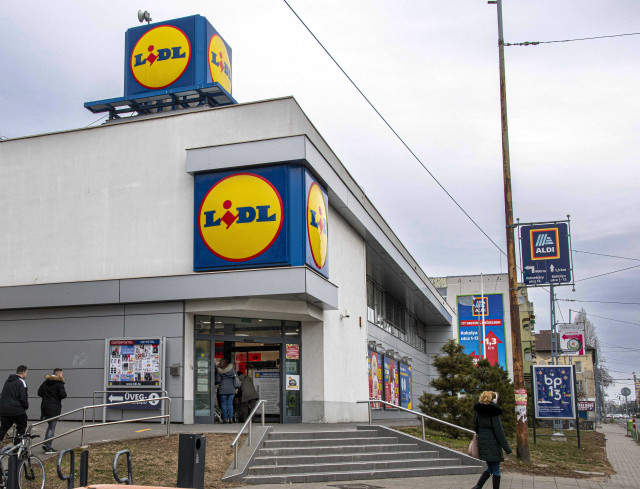 Budapest, 2022. január 29...A Lidl élelmiszer-kereskedelmi hálózat áruháza a fõváros XIII. kerületében, a Béke téren.  Az európai hálózattal rendelkezõ kereskedelmi üzletlánc elsõ boltjait Németországban nyitotta az 1930-as években. Magyarországon 2004-ben kezdett el terjeszkedni...MTVA/Bizományosi: Róka László ..***************************..Kedves Felhasználó!..Ez a fotó nem a Duna Médiaszolgáltató Zrt./MTI által készített és kiadott fényképfelvétel, így harmadik személy által támasztott bárminemû – különösen szerzõi jogi, szomszédos jogi és személyiségi jogi – igényért a fotó szerzõje/jogutódja közvetlenül maga áll helyt, az MTVA felelõssége e körben kizárt.