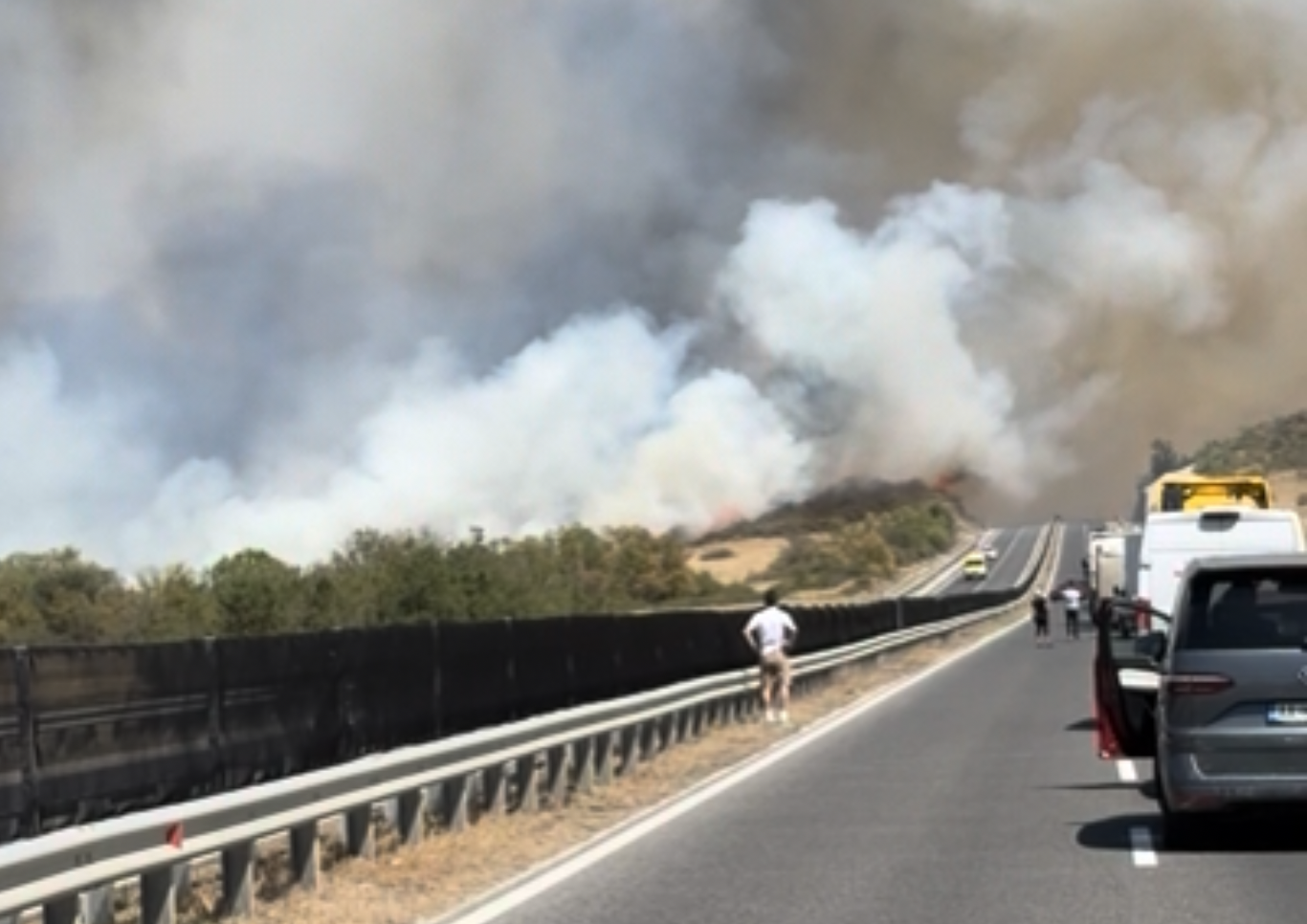 Hatalmas a füst Öskü és Hajmáskér határában a 8-as főút mellett
