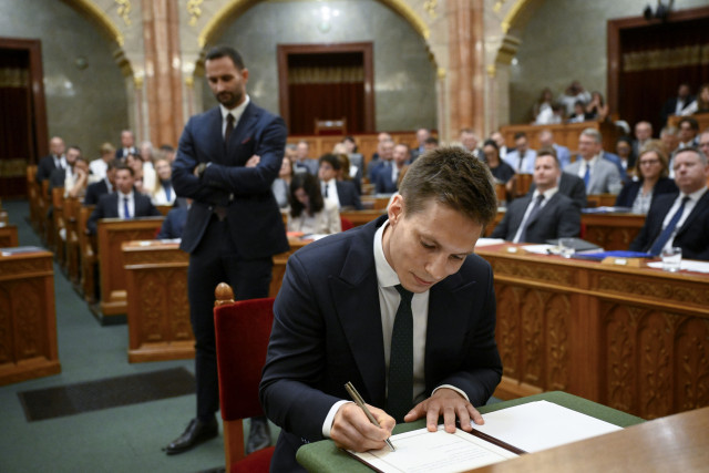 Hortay Olivér, a Fidesz új képviselője aláírja az eskü szövegét az Országgyűlés rendkívüli ülésén 2026. augusztus 10-én.