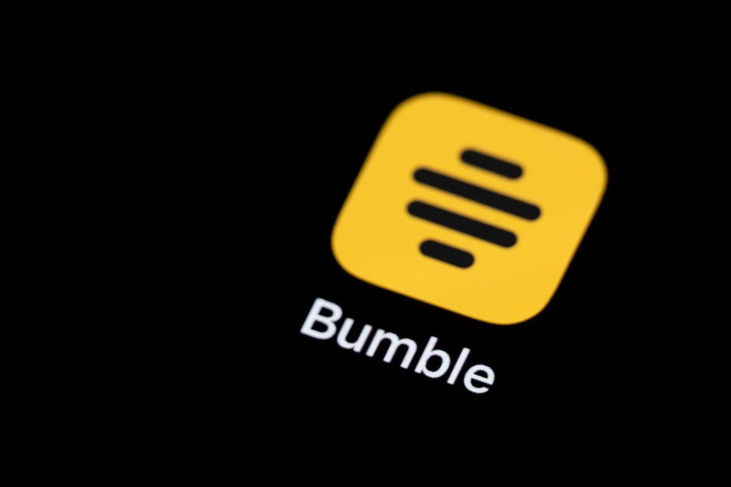 A Bumble eltörli a szabályt, ami híressé tette: mostantól a férfiak is írhatnak először