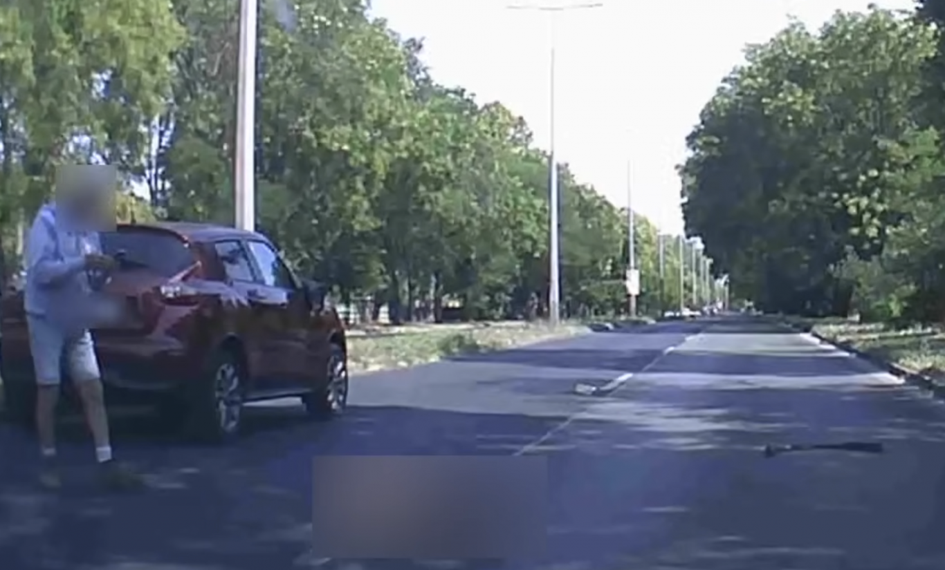 Friss hírek: A belső sávban haladó autós csak az utolsó pillanatban vette észre a férfit, akit végül elgázolt.