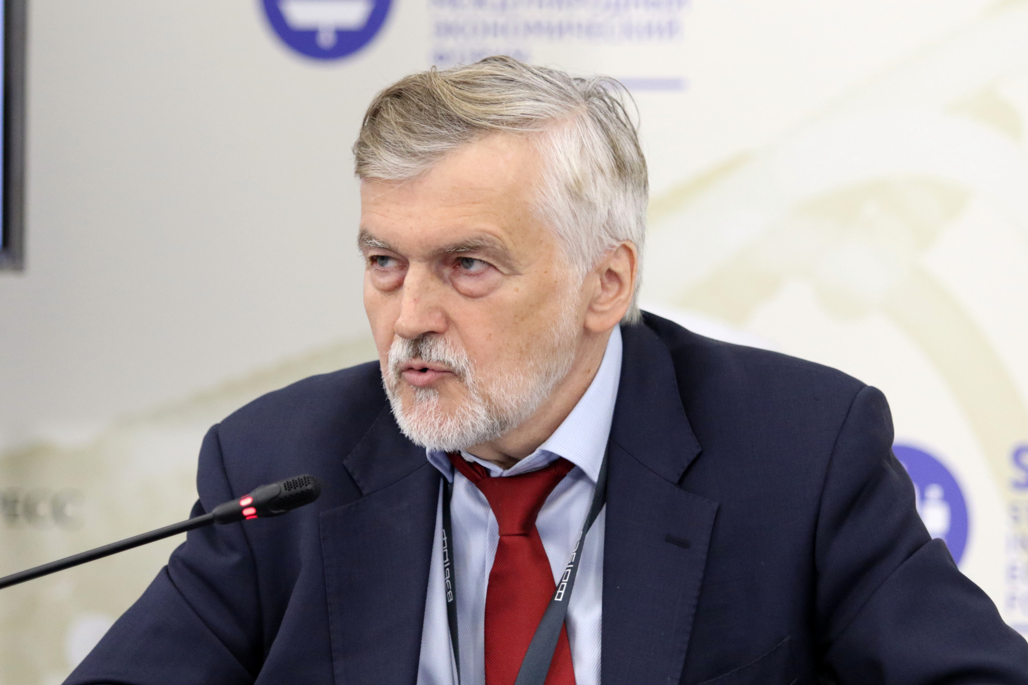 Elbocsátották a háborús gazdaságot bíráló orosz bankvezetőt
