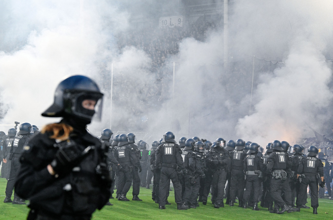 35 rendőr megsérült a Mannheim-Kaiserslautern kupamérkőzés után – Kemény összecsapások és rendbontásokInTheDocument 35 rendőr megsérült a Mannheim-Kaiserslautern kupamérkőzés után – Kemény összecsapások és rendbontásokInTheDocument