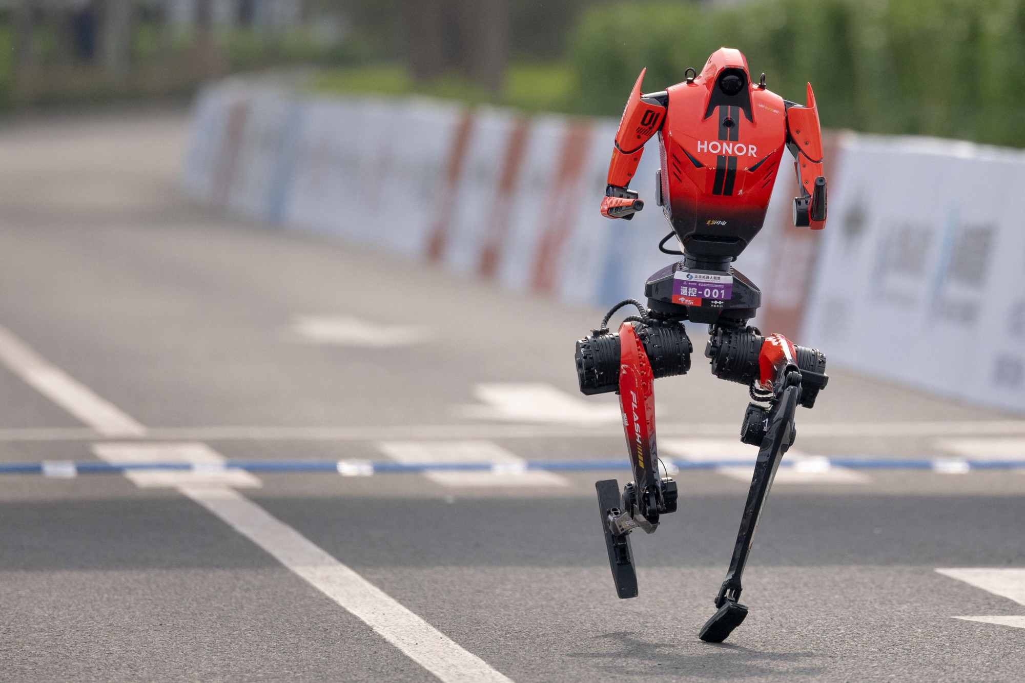 Usain Bolt világcsúcsánál is gyorsabban futotta le a 100 métert egy kínai robot
