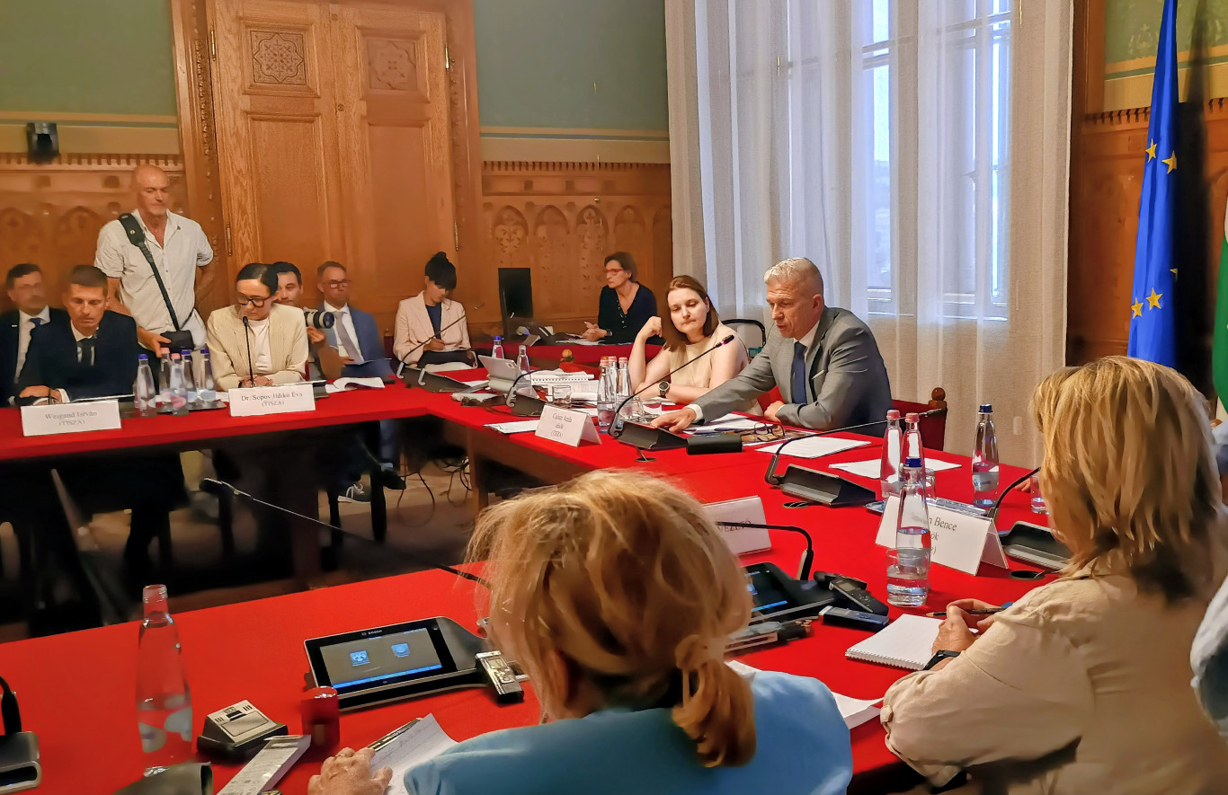 Az MNB-botrányt vizsgáló parlamenti bizottság munkájáról és elégedetlenségről szóló cikk alcíme – 444.hu – 2026.08.26. Az MNB-botrányt vizsgáló parlamenti bizottság munkájáról és elégedetlenségről szóló cikk alcíme – 444.hu – 2026.08.26.