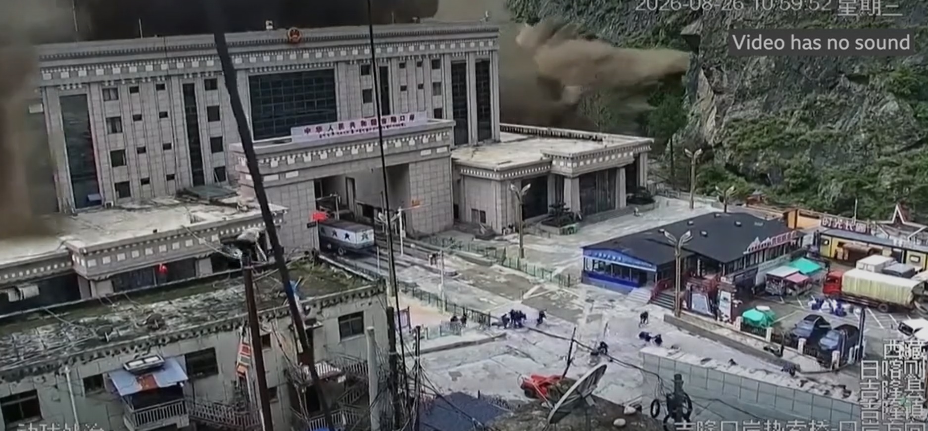 Brutális videón, ahogy mindent elsöpör a cunamiszerű villámárvíz a nepáli–tibeti határátkelőn