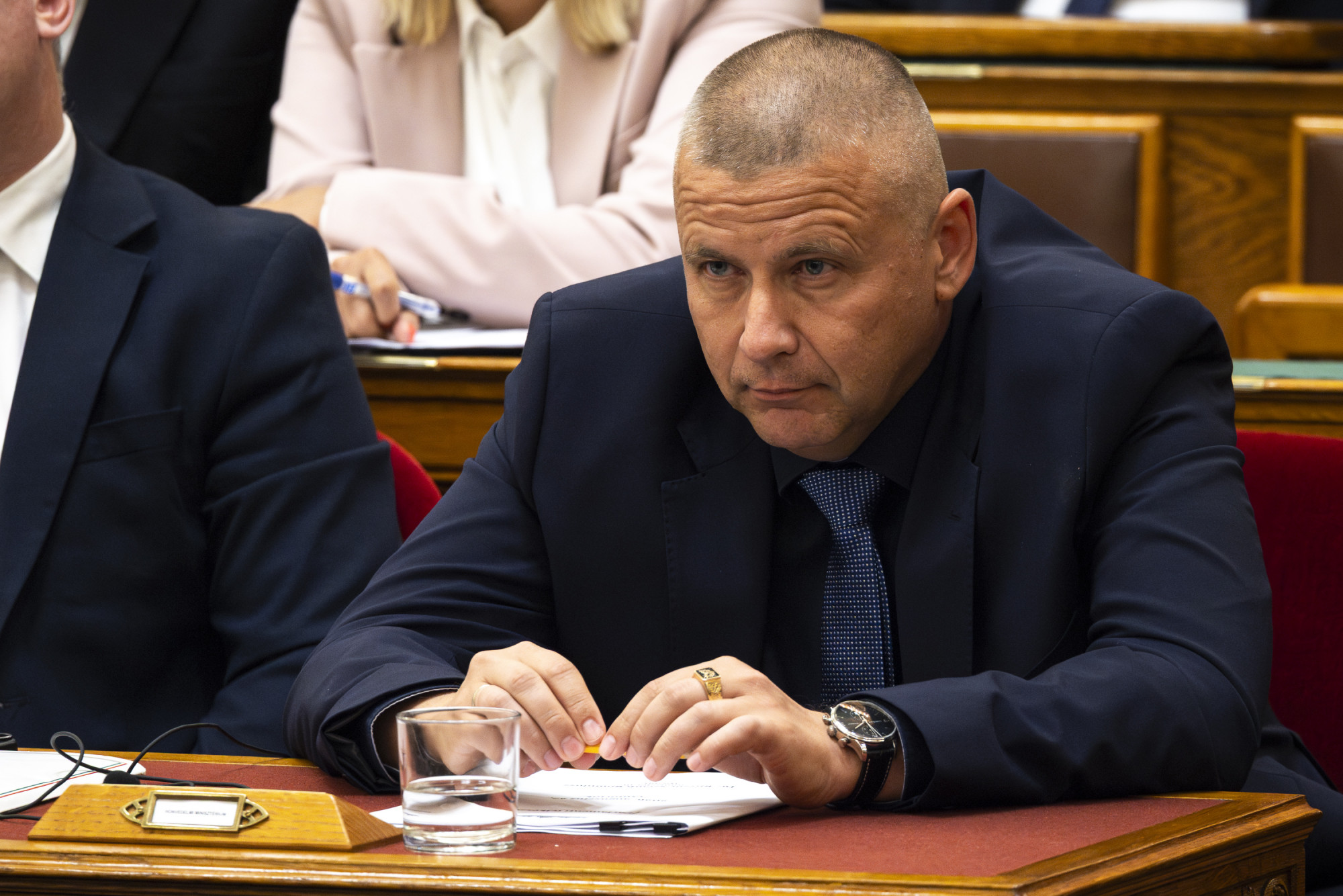 Panyi Szabolcs szerint Ruszin-Szendi akaratlanul is elismerte, hogy vannak információi arról, kik beszélhettek a HVG-nek Szuvák Attiláról