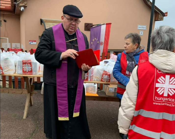 Kiss János parlamenti ülésen olvasta fel a katolikus pap bocsánatkérését