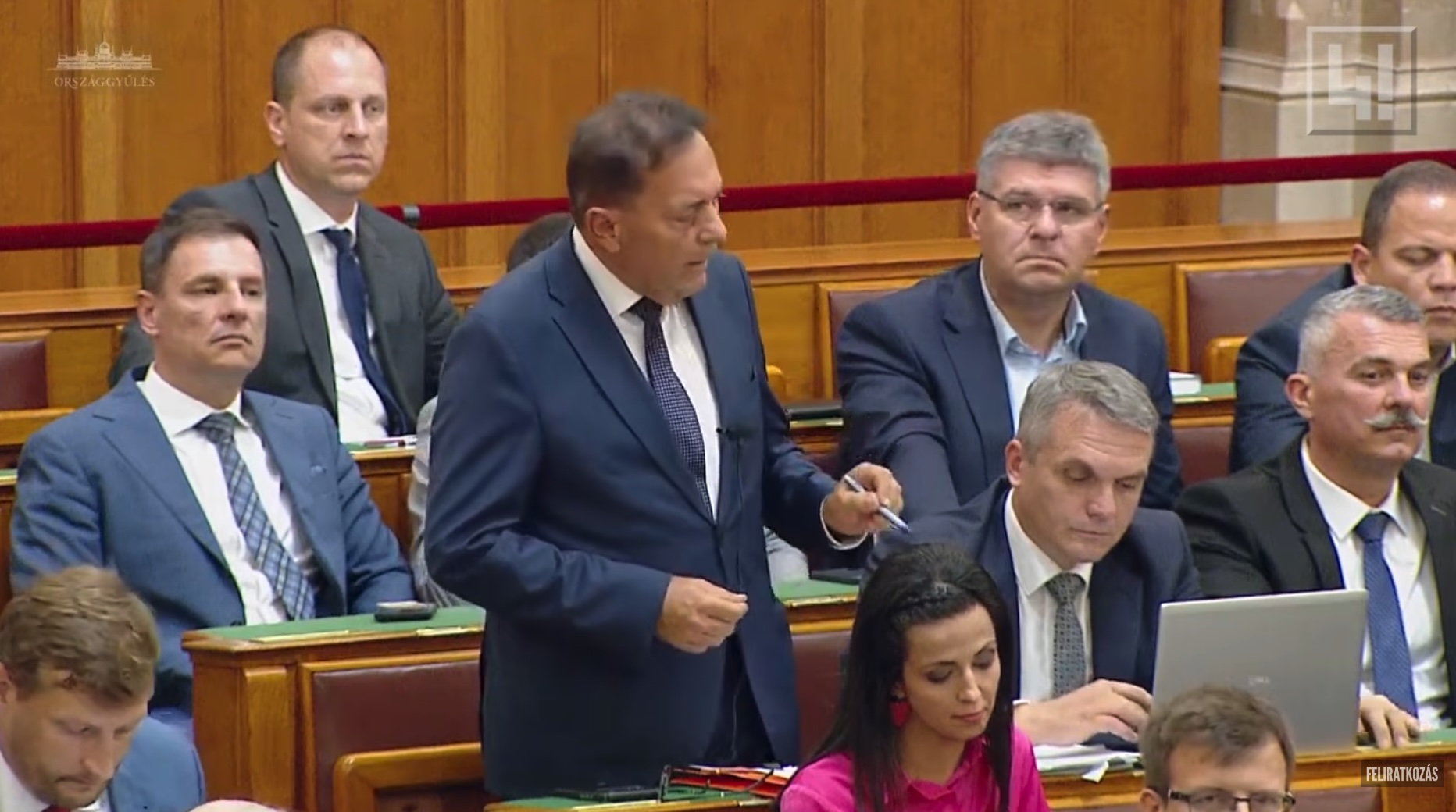 „Tudja, hogy mit lehet itt sajnálni? Egyedül a gyermekeit lehet sajnálni” – övön aluli támadással próbálta földre vinni Magyar Pétert a fideszes Pócs János