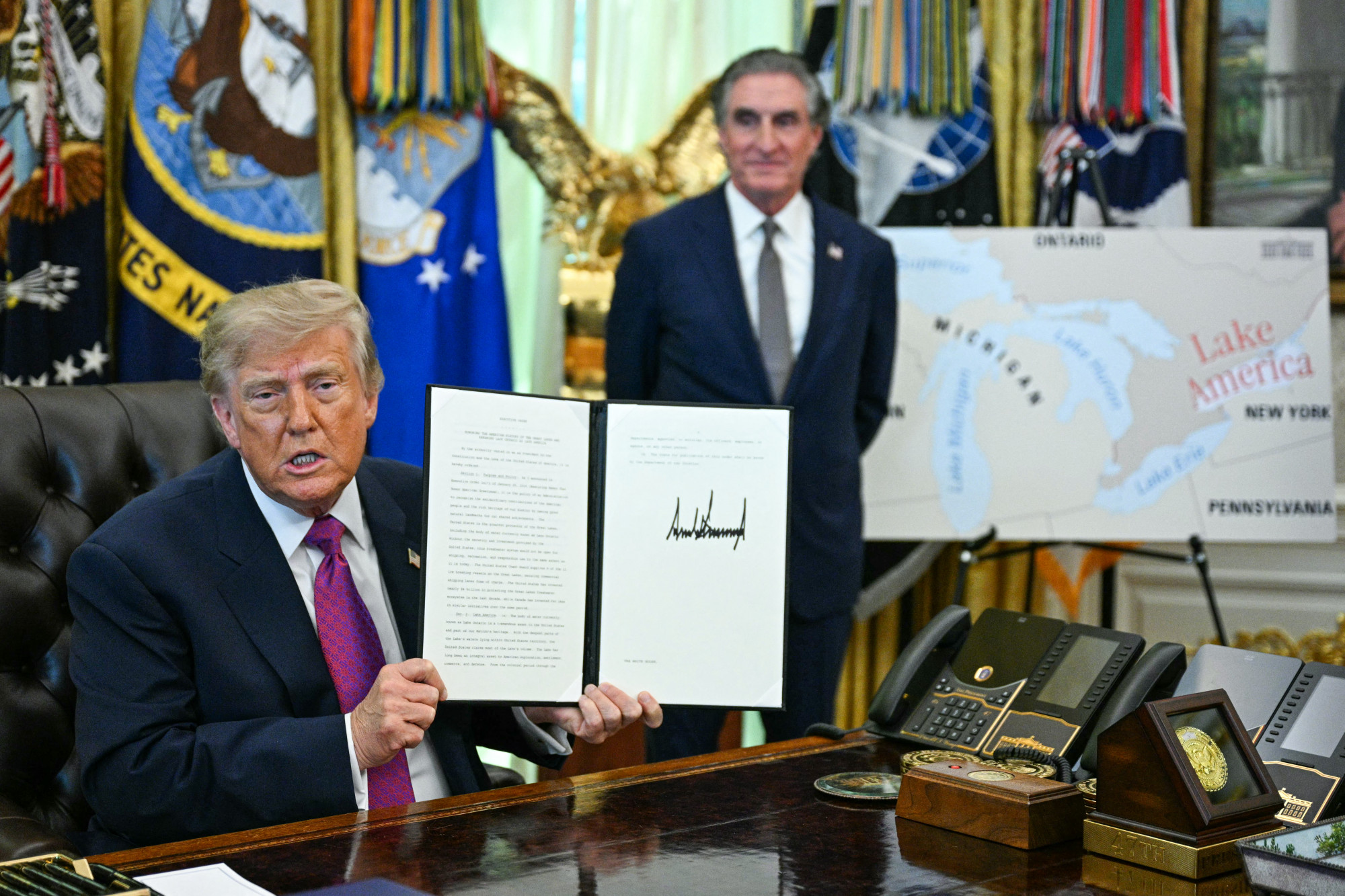 Nem csak egy kósza krézi ötlet volt, Trump tényleg átnevezte az Ontario-tavat Amerika-tóra