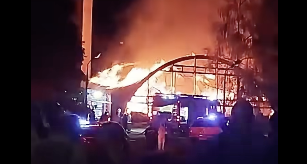 Tűz az uszodacsarnoknál: nagy erőkkel vonultak ki a tűzoltók Salgótarjánban Tűz az uszodacsarnoknál: nagy erőkkel vonultak ki a tűzoltók Salgótarjánban