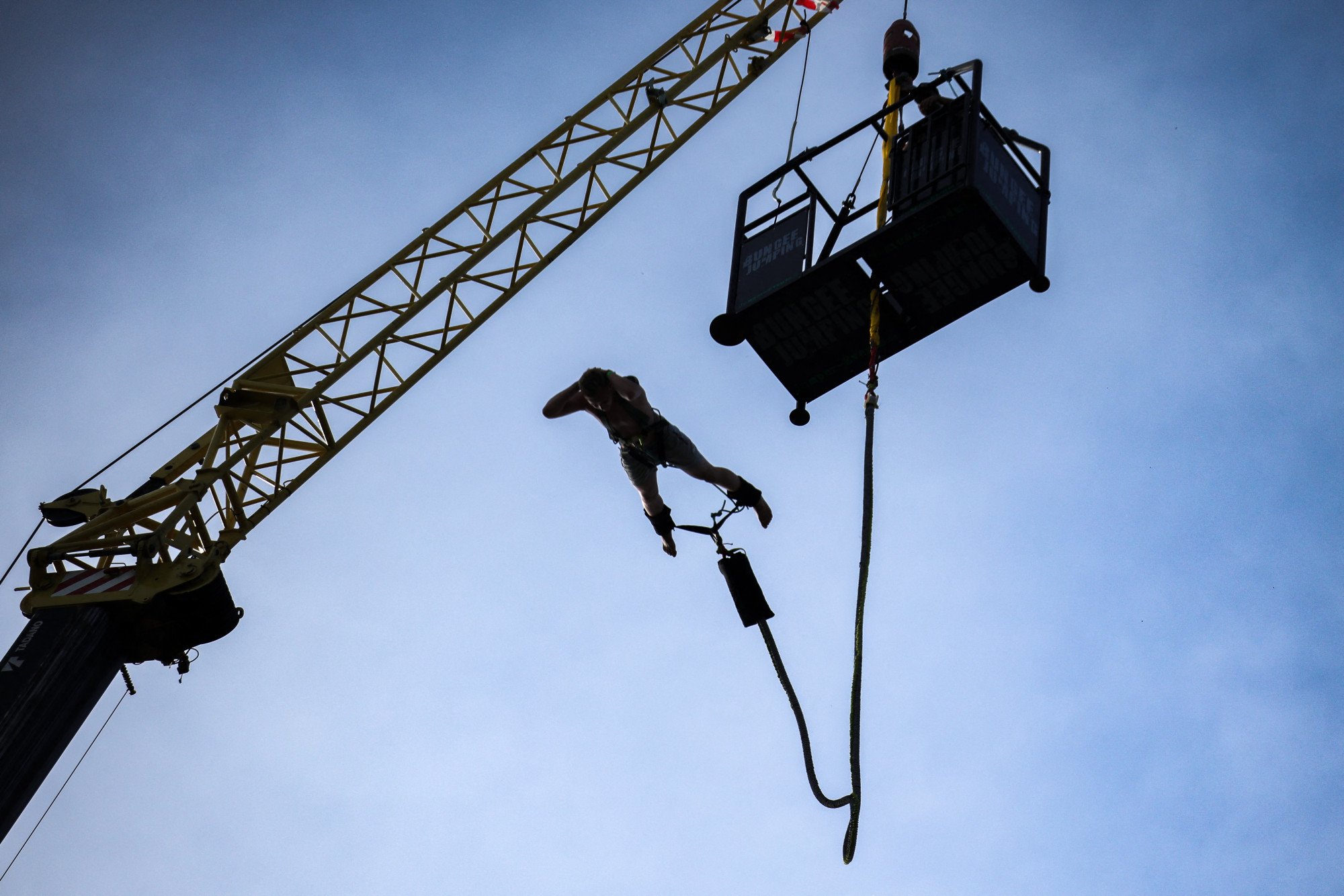 Bungee jumping közben egy segédkötél tekeredett egy szegedi fesztiválozó nyaka köré