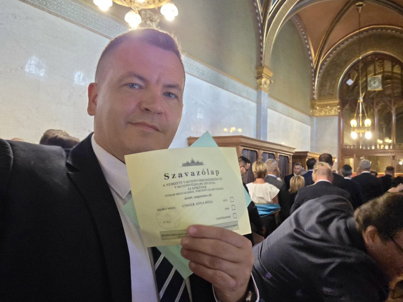 Magyar Paksról üzent az Ungert kritizálóknak, képviselőtársa kiosztott egy zaklatót