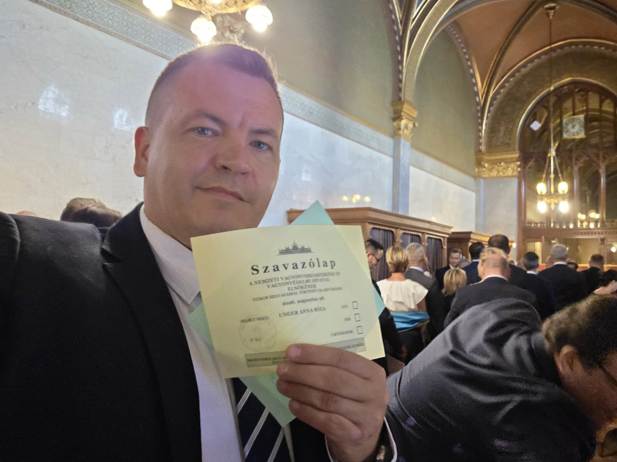 Magyar Paksról üzent burkoltan az Ungert kritizálóknak, képviselőtársa kiosztott egy zaklatót
