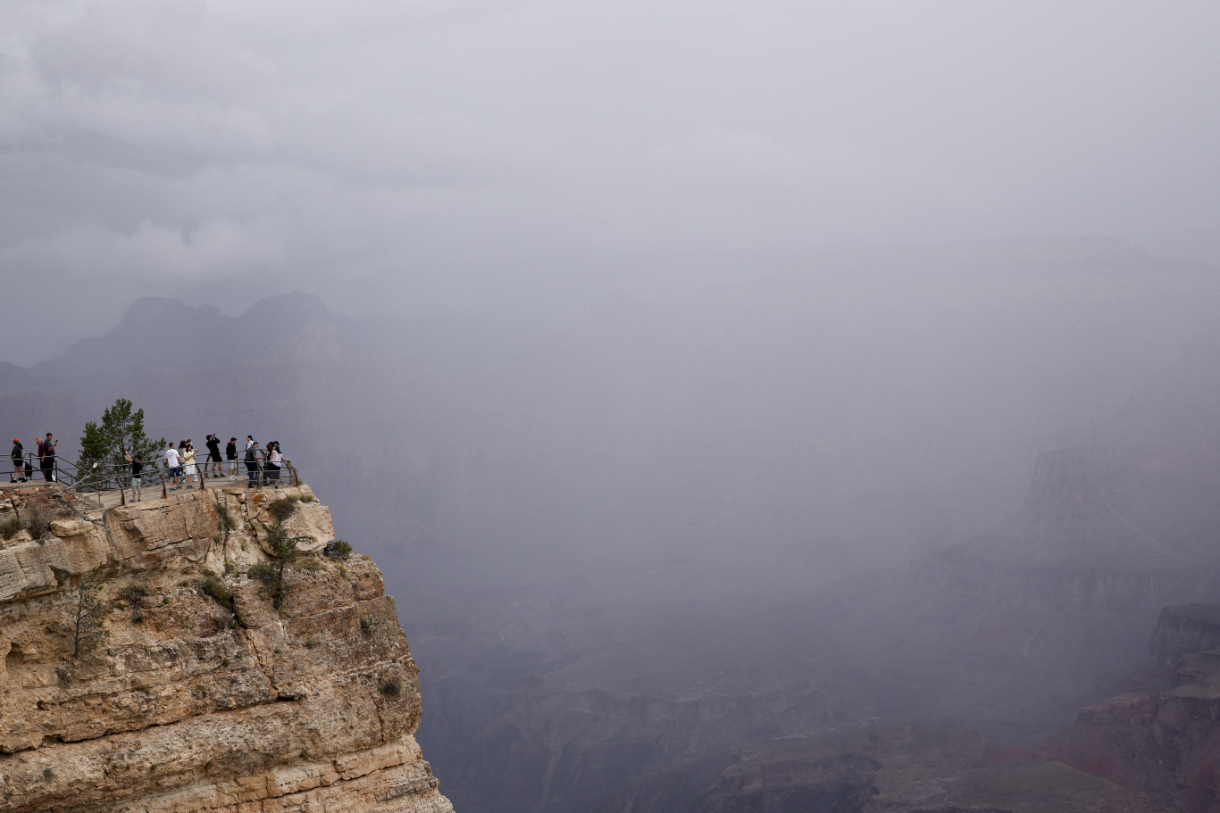 Legalább két ember meghalt és több mint húsz túrázó eltűnt az arizonai Grand Canyon villámárvíz által.