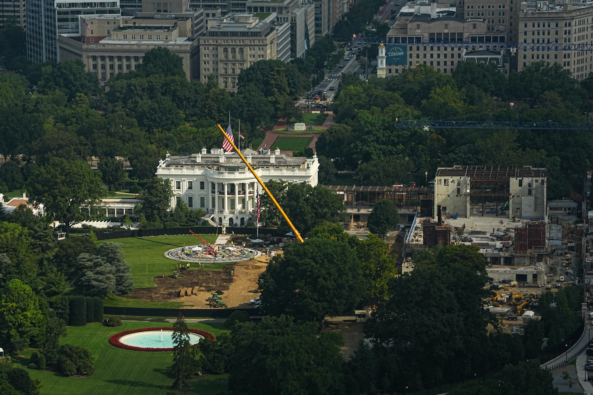 Az amerikai Legfelsőbb Bíróság engedélyezte Trumpnak, hogy folytassa a bálterem-projektjét
