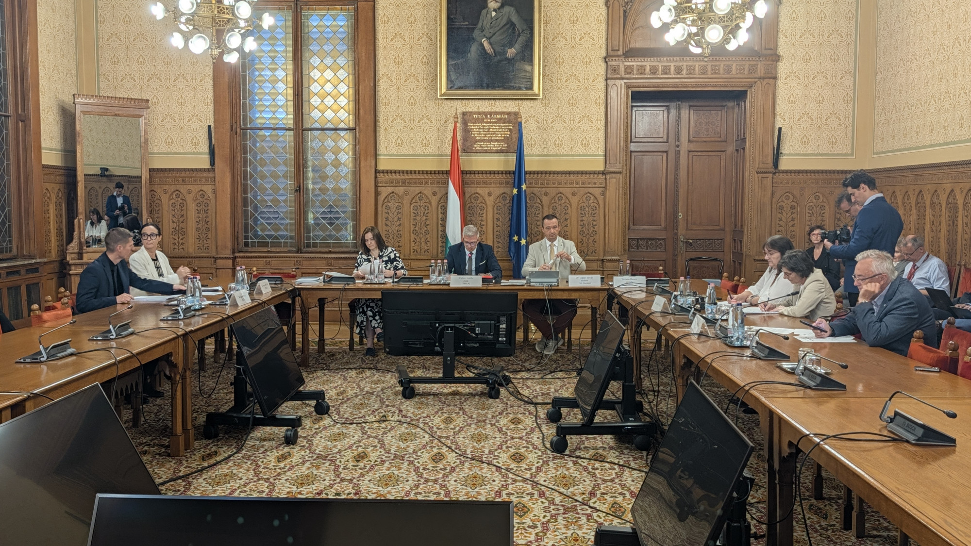 Bánki Erikkel és Kósa Lajossal kezdi a meghallgatásokat az MNB-botrány parlamenti vizsgálóbizottsága, Orbán Viktor meghallgatásáról egyelőre nem döntöttek