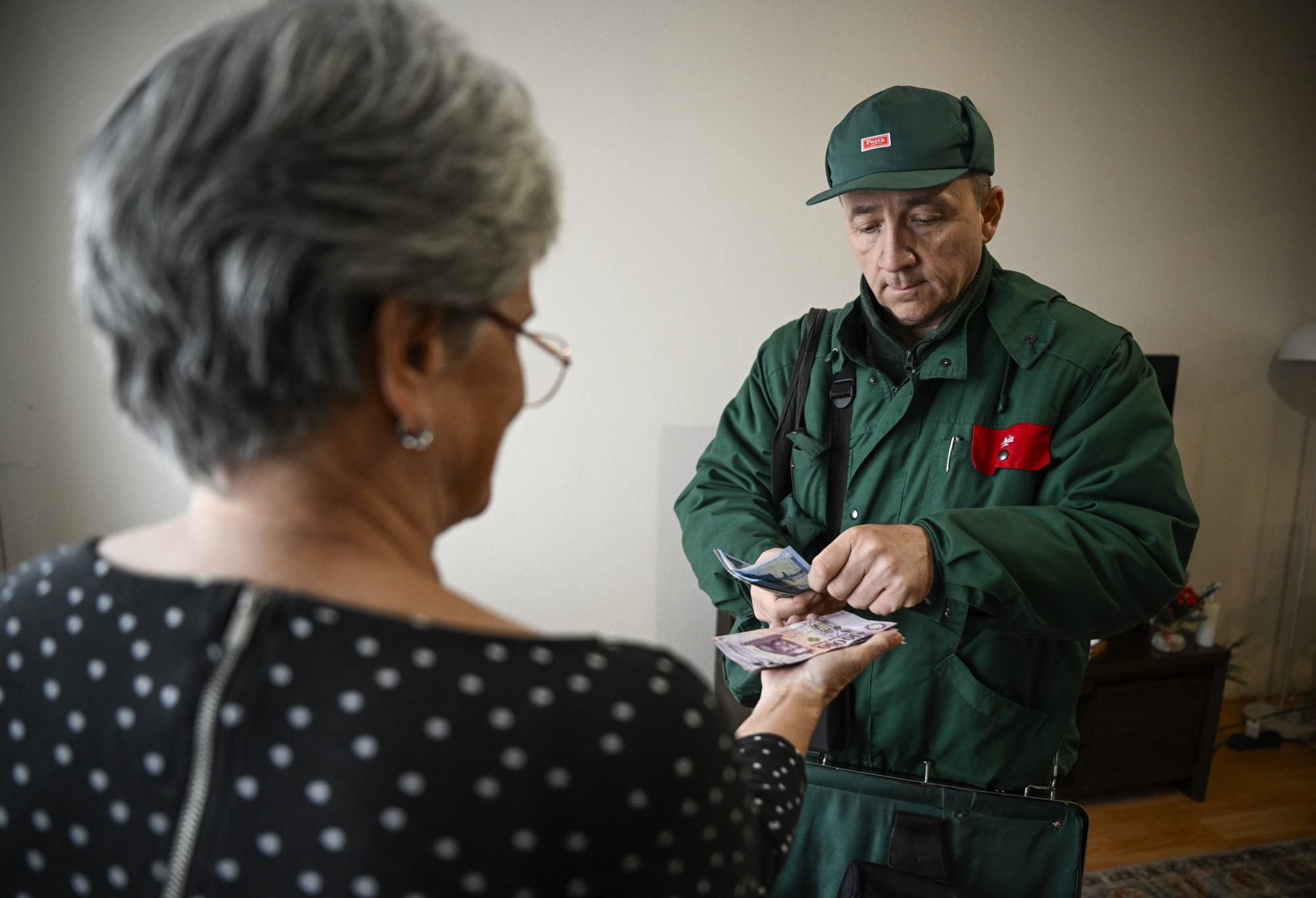 Budapest, 2026. február 6...A februári, a 13. havi és a 14 havi nyugdíj elsõ negyedét kézbesíti a postás egy nyugdíjasnak a fõvárosban 2026. február 6-án. A Magyar Posta megkezdte kézbesíteni a februári dupla nyugdíjat és a 14. havi elsõ negyedét; a nyugdíjak és nyugdíjszerû ellátások csaknem 34 százalékát ma is készpénzben, postai kézbesítéssel fizetik ki közel 800 ezer érintettnek...MTI/Bodnár Boglárka