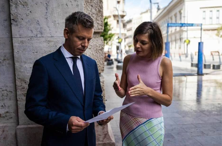 Az ELTE-n tartott tanévnyitót Magyar Péter, kezébe nyomtak egy tájékoztatót, hogy mekkora béremelést szeretnének