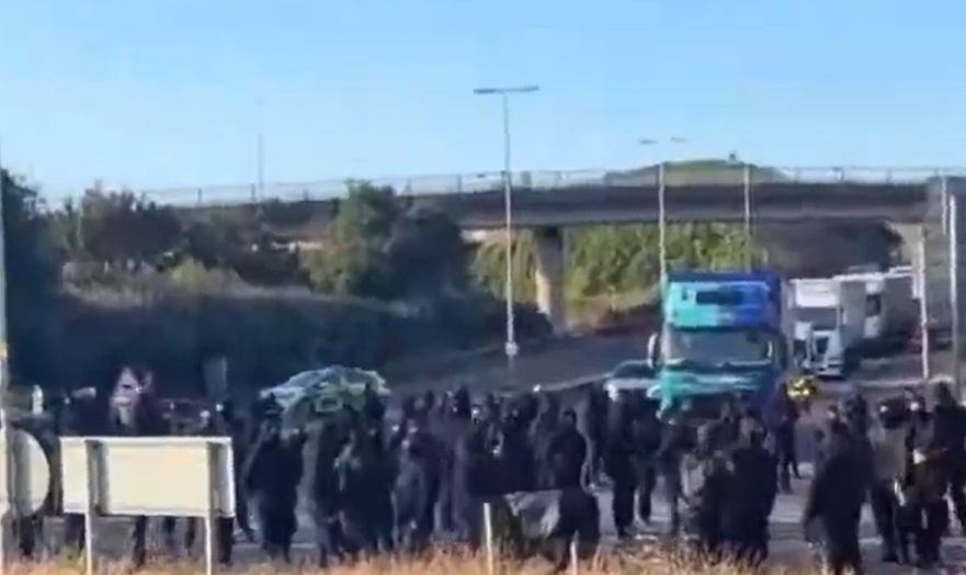 Feketébe öltözött demonstráció blokkolta a Doveri kikötőt – Hatalmas dugók alakultak ki Feketébe öltözött demonstráció blokkolta a Doveri kikötőt – Hatalmas dugók alakultak ki