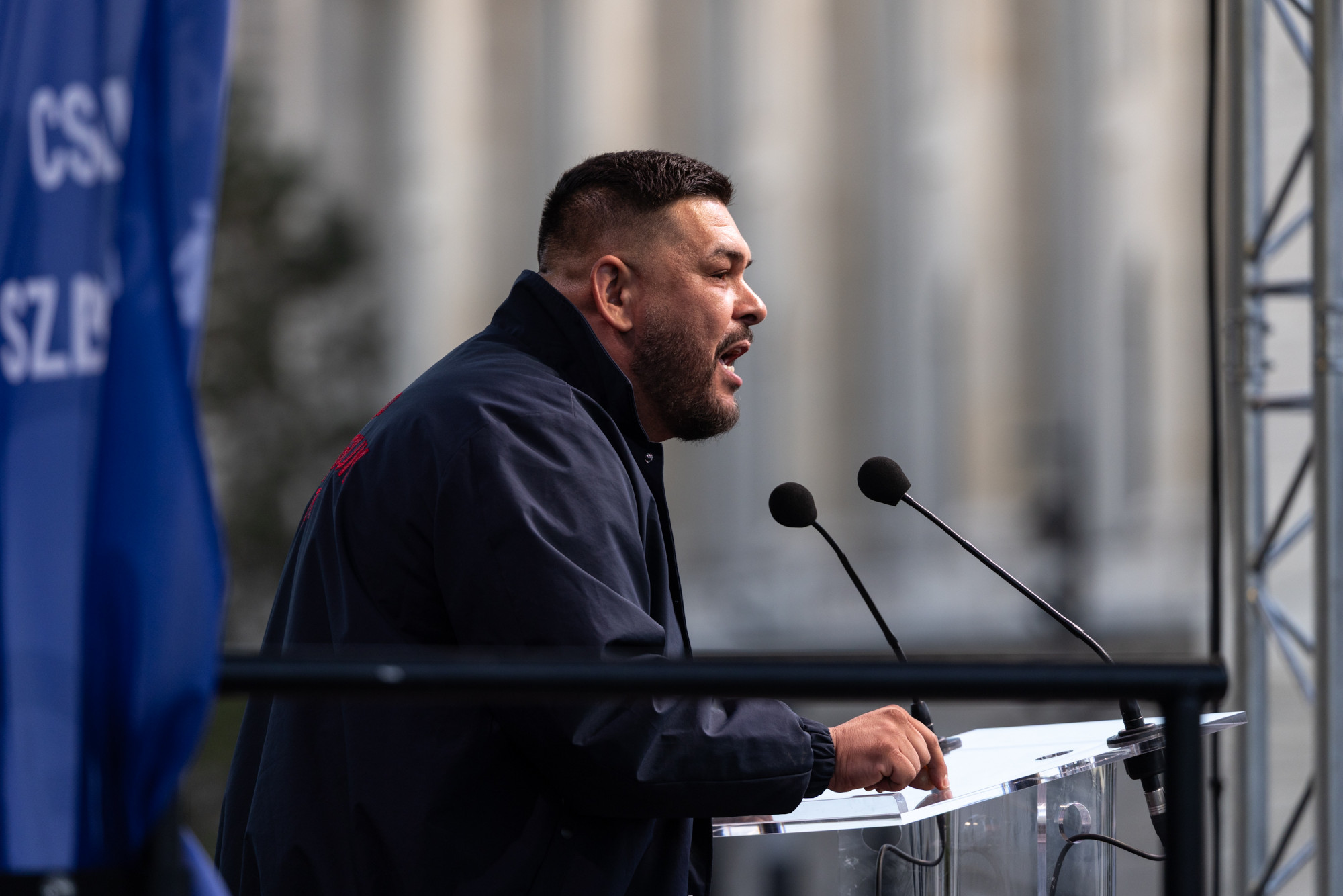Hazaárulóztak, majd szeretetországot hirdettek a Kossuth téren, de Ábrahám Róbert nem akart táncolni