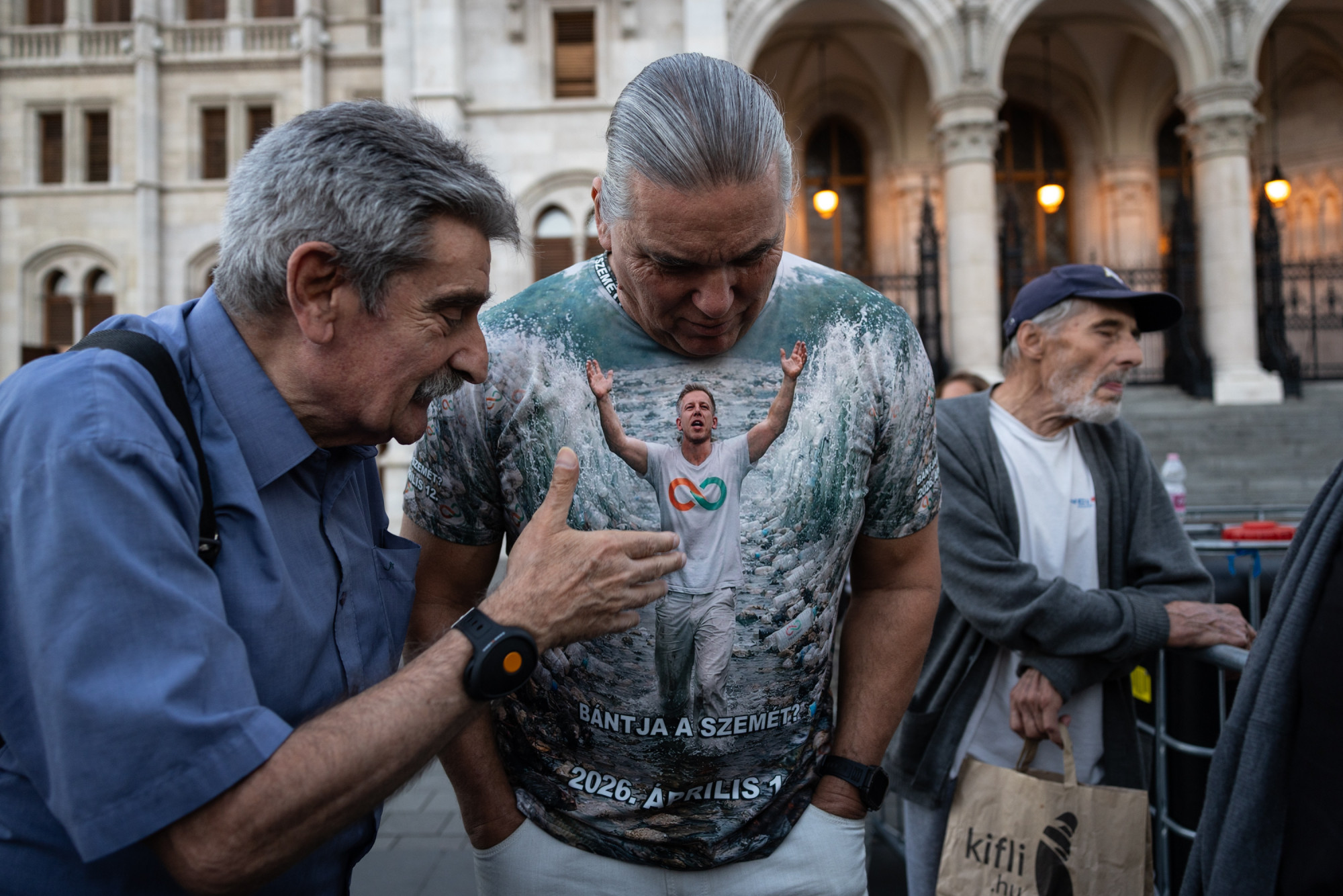 Hazaárulóztak, majd szeretetországot hirdettek a Kossuth téren, de Ábrahám Róbert nem akart táncolni