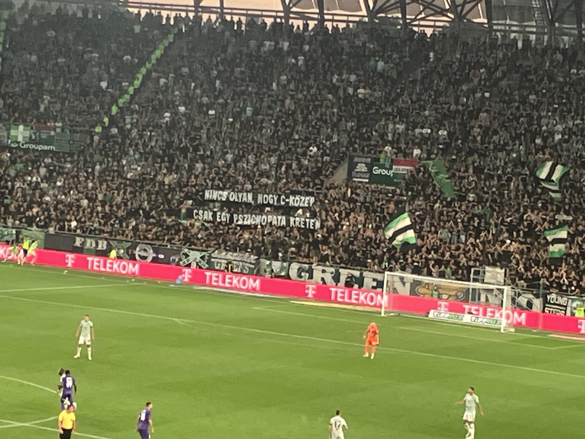 „Ha bántod a Fradit, halott leszel” – az FTC ultrái fenyegető üzeneteket mutattak fel az Újpest elleni futballmeccsen