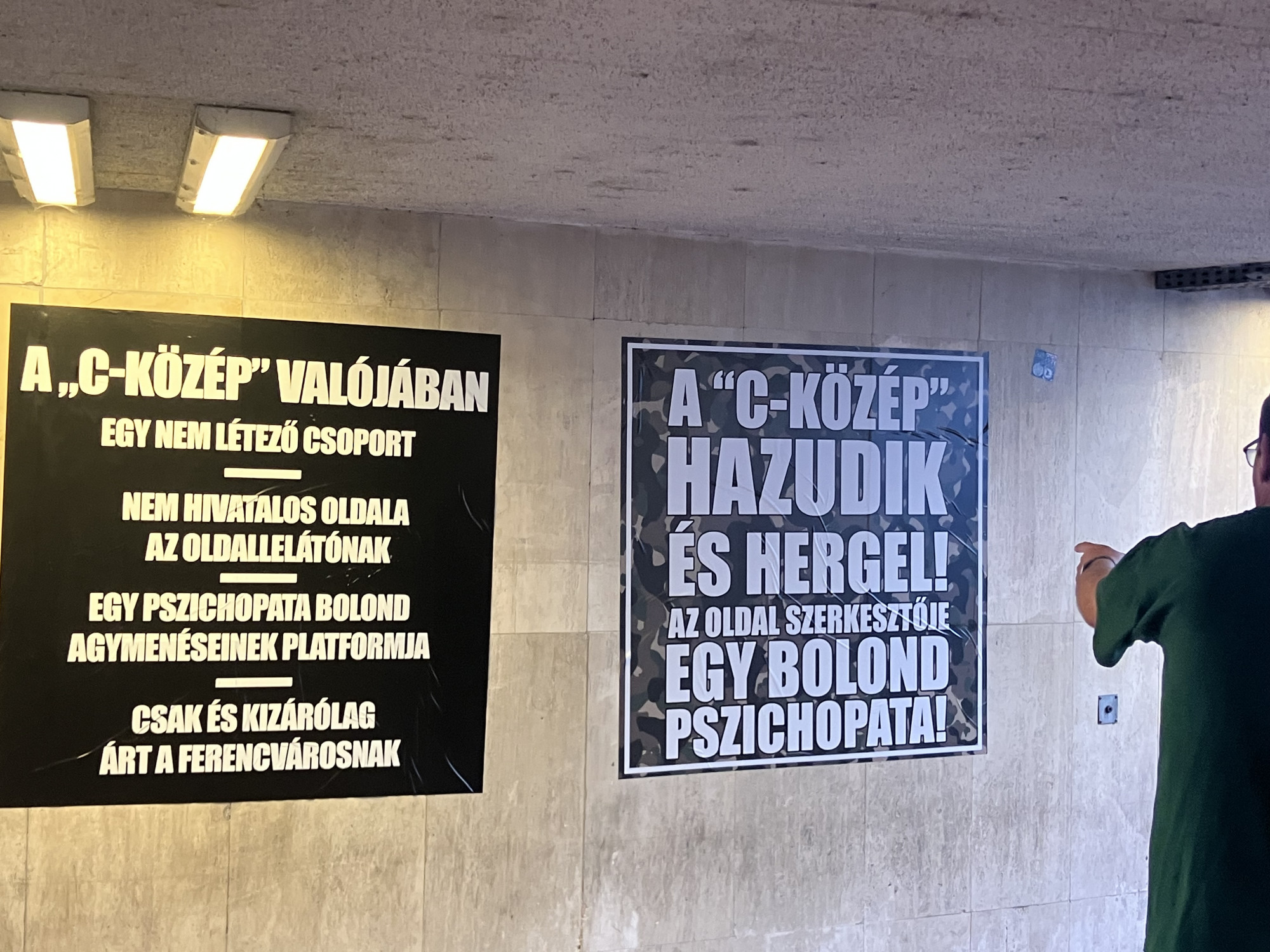 „Ha bántod a Fradit, halott leszel” – az FTC ultrái fenyegető üzeneteket mutattak fel az Újpest elleni futballmeccsen