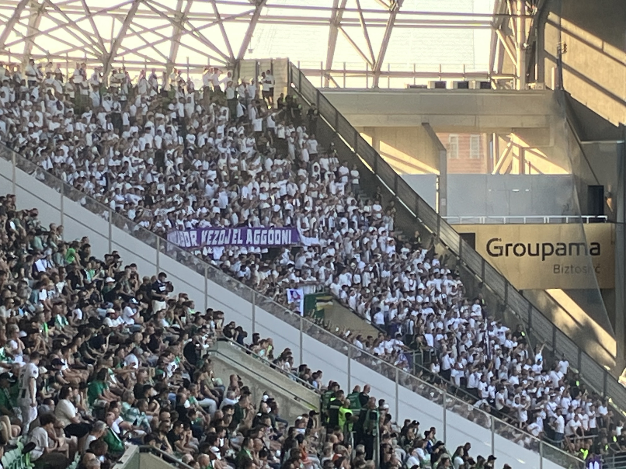 „Ha bántod a Fradit, halott leszel” – az FTC ultrái fenyegető üzeneteket mutattak fel az Újpest elleni futballmeccsen
