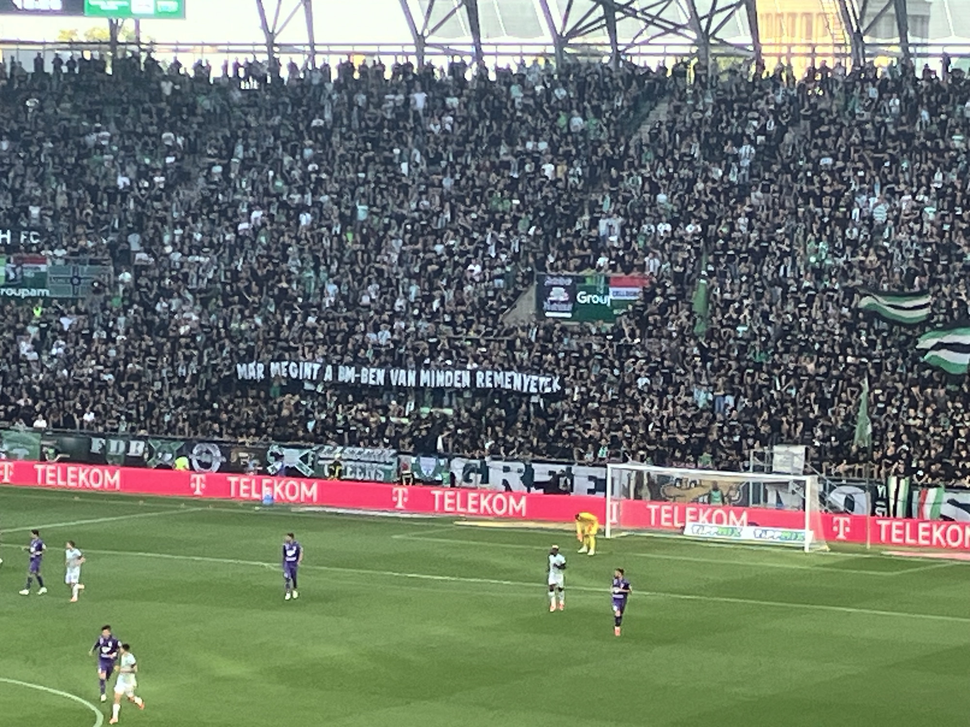 „Ha bántod a Fradit, halott leszel” – az FTC ultrái fenyegető üzeneteket mutattak fel az Újpest elleni futballmeccsen
