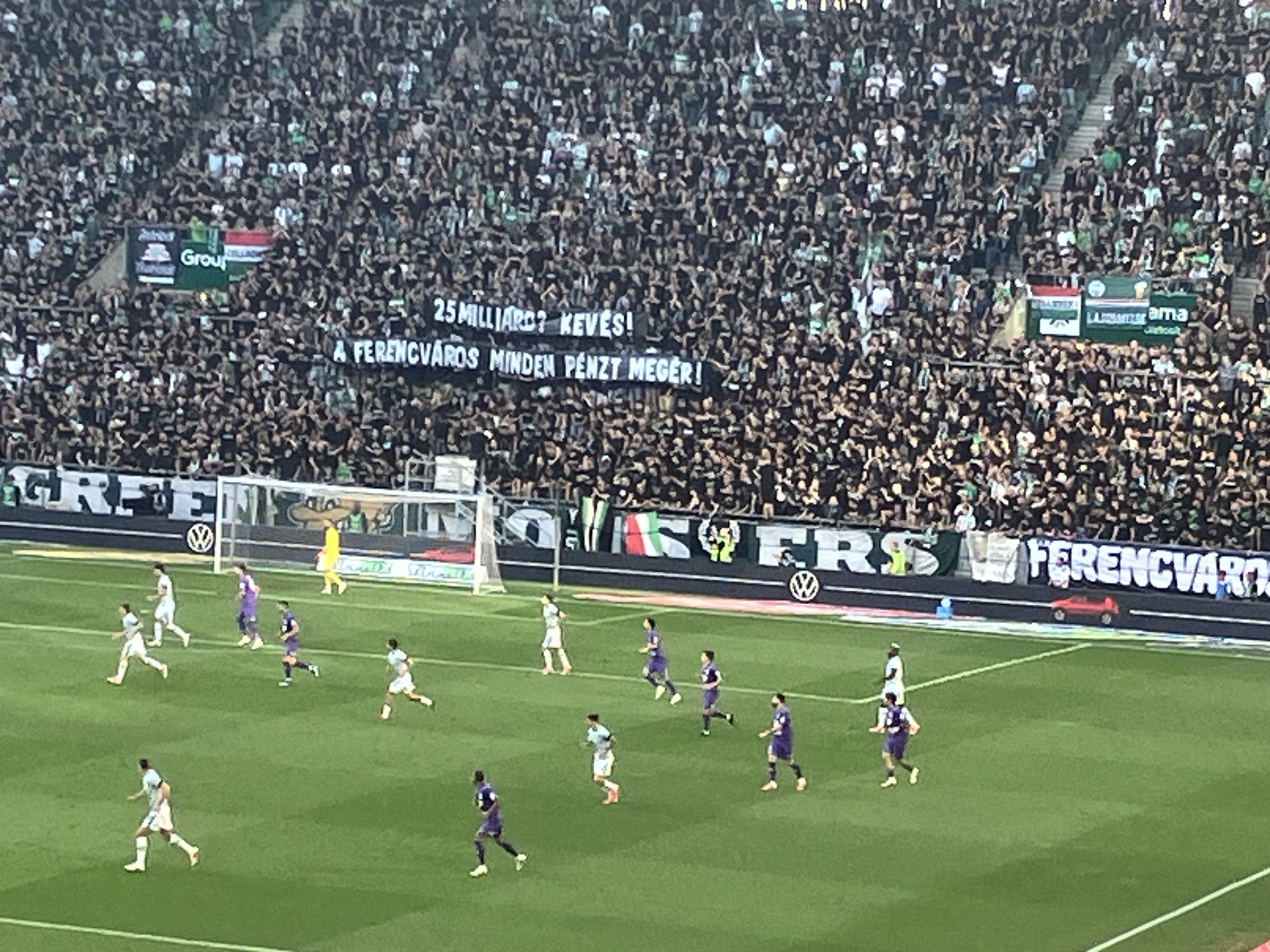 „Ha bántod a Fradit, halott leszel” – az FTC ultrái fenyegető üzeneteket mutattak fel az Újpest elleni futballmeccsen