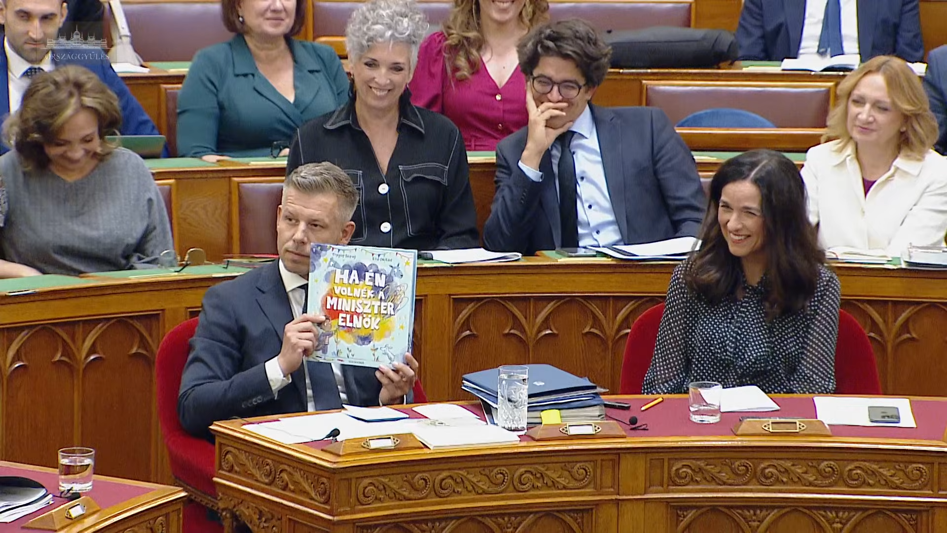 Magyar Péter a Ha én volnék a miniszterelnök című gyerekkönyvet olvasgatta a Parlamentben, aztán felajánlotta, Rétváriéknak, hogy megveszi nekik