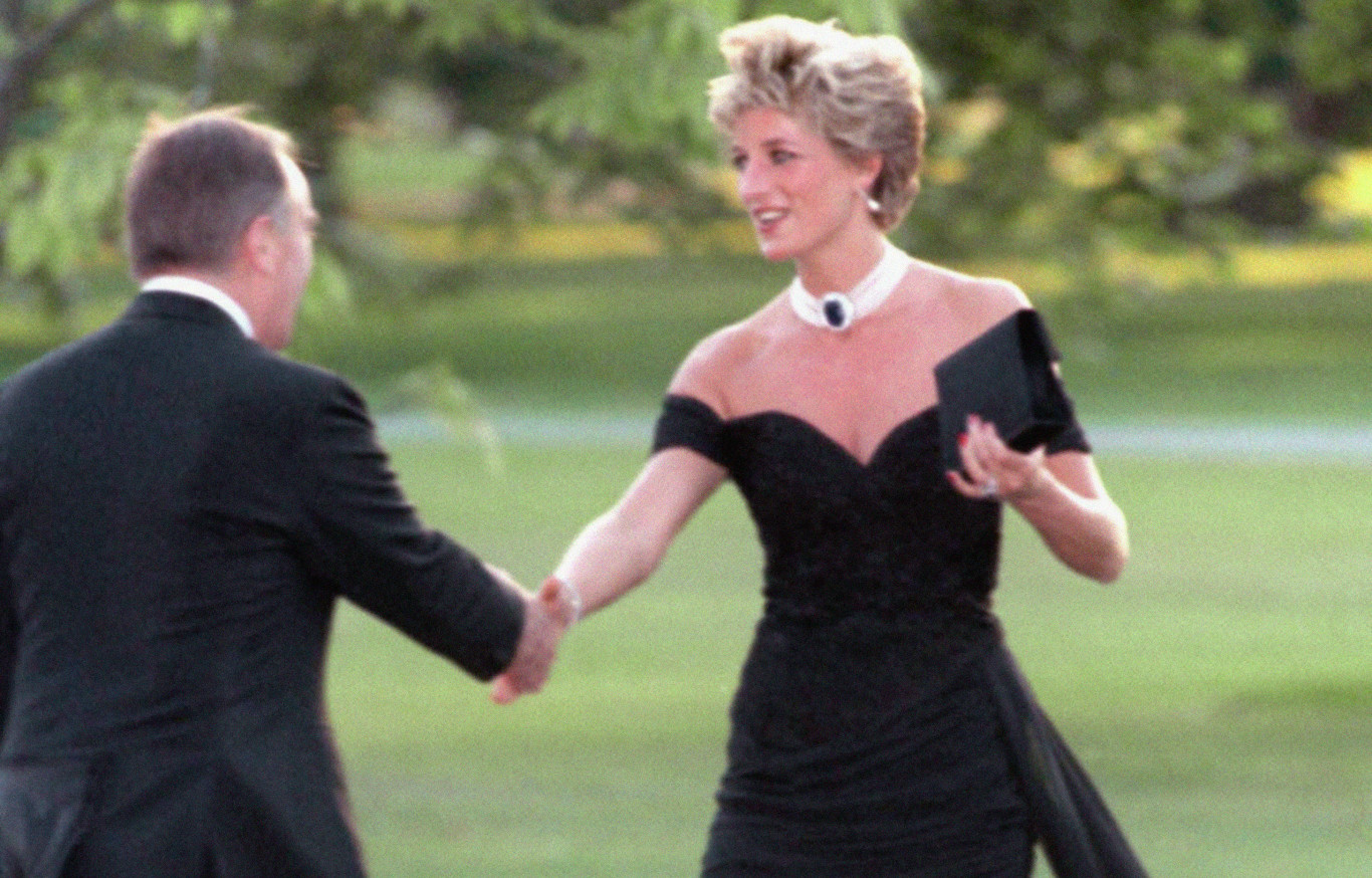 Elárverezik Diana hercegné bosszúruháját Elárverezik Diana hercegné bosszúruháját