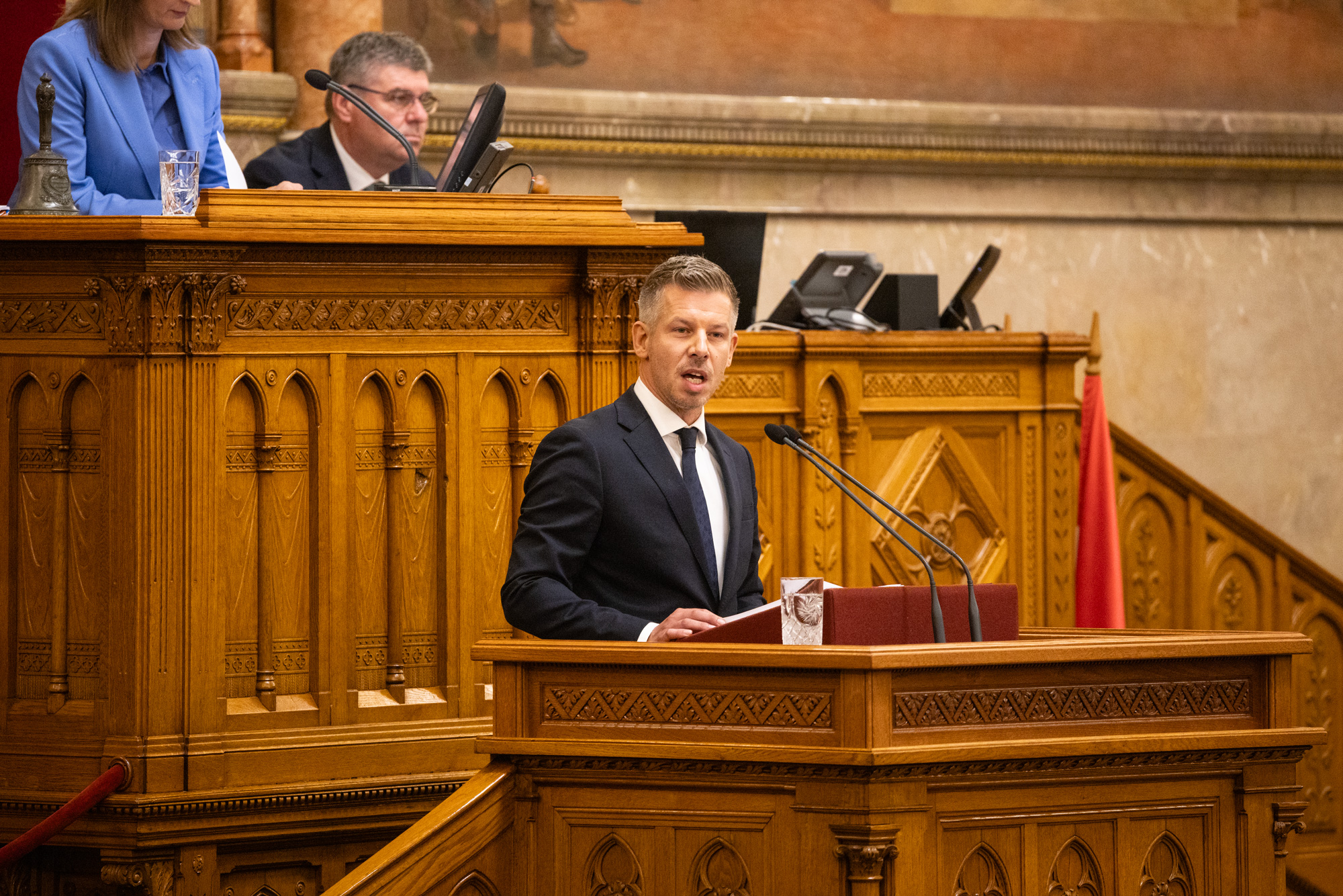 A Fidesz osztálytermi hangulatba került, miközben Magyar Péter a gyermekvédelem állapotán borzongott
