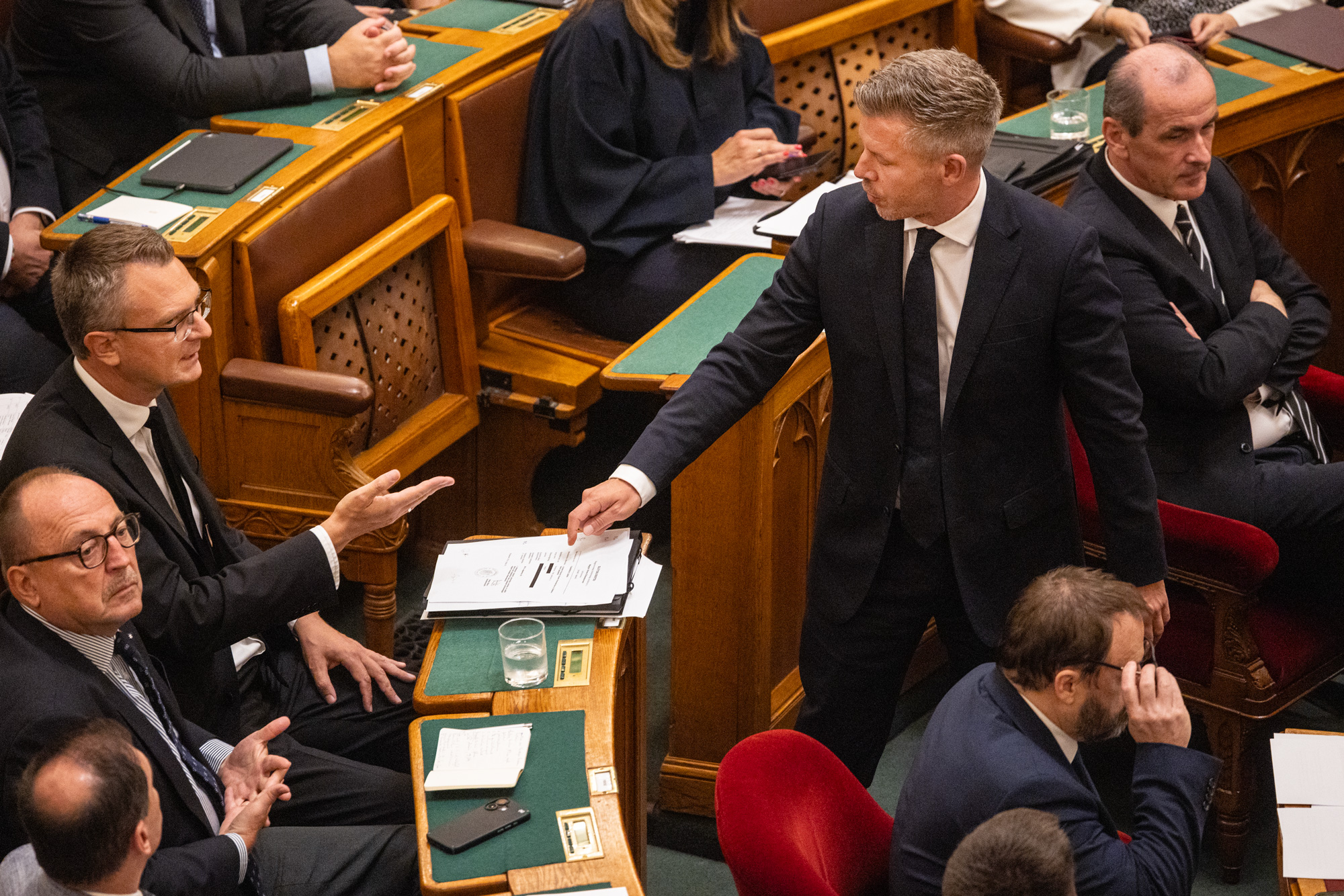 A Fidesz osztálytermi hangulatba került, miközben Magyar Péter a gyermekvédelem állapotán borzongott