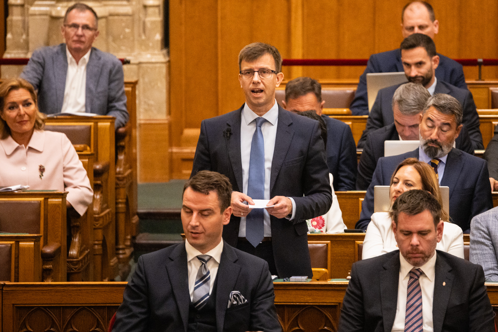 A Fidesz osztálytermi hangulatba került, miközben Magyar Péter a gyermekvédelem állapotán borzongott