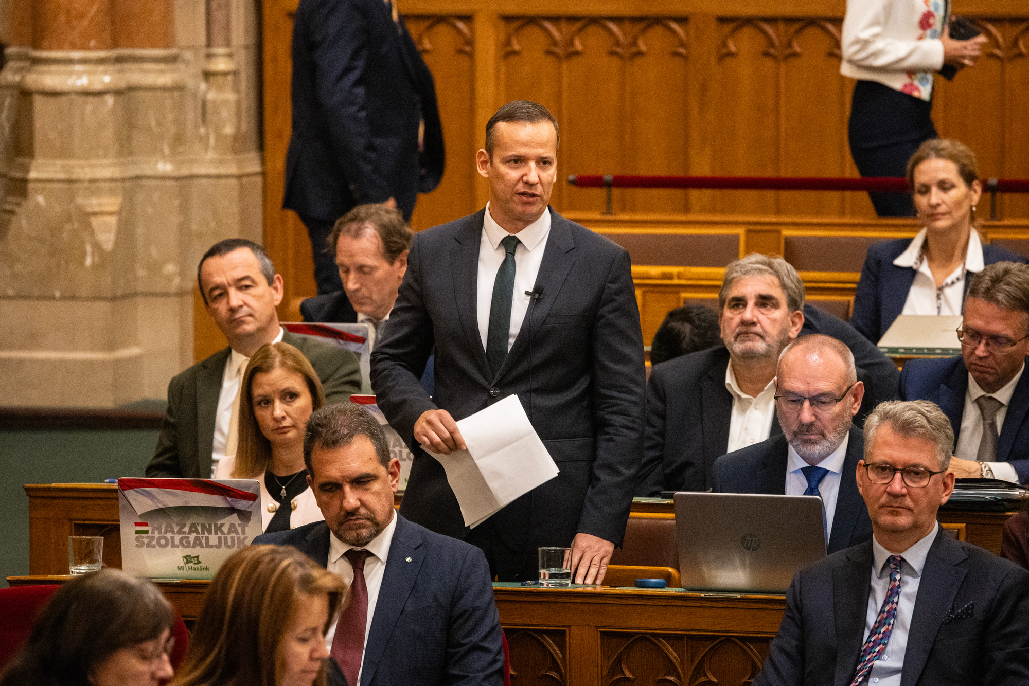 A Fidesz osztálytermi hangulatba került, miközben Magyar Péter a gyermekvédelem állapotán borzongott