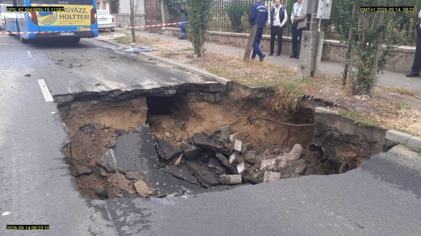 Beszakadt az aszfalt a busz alatt Rákospalotán, négy gyerek is megsérült
