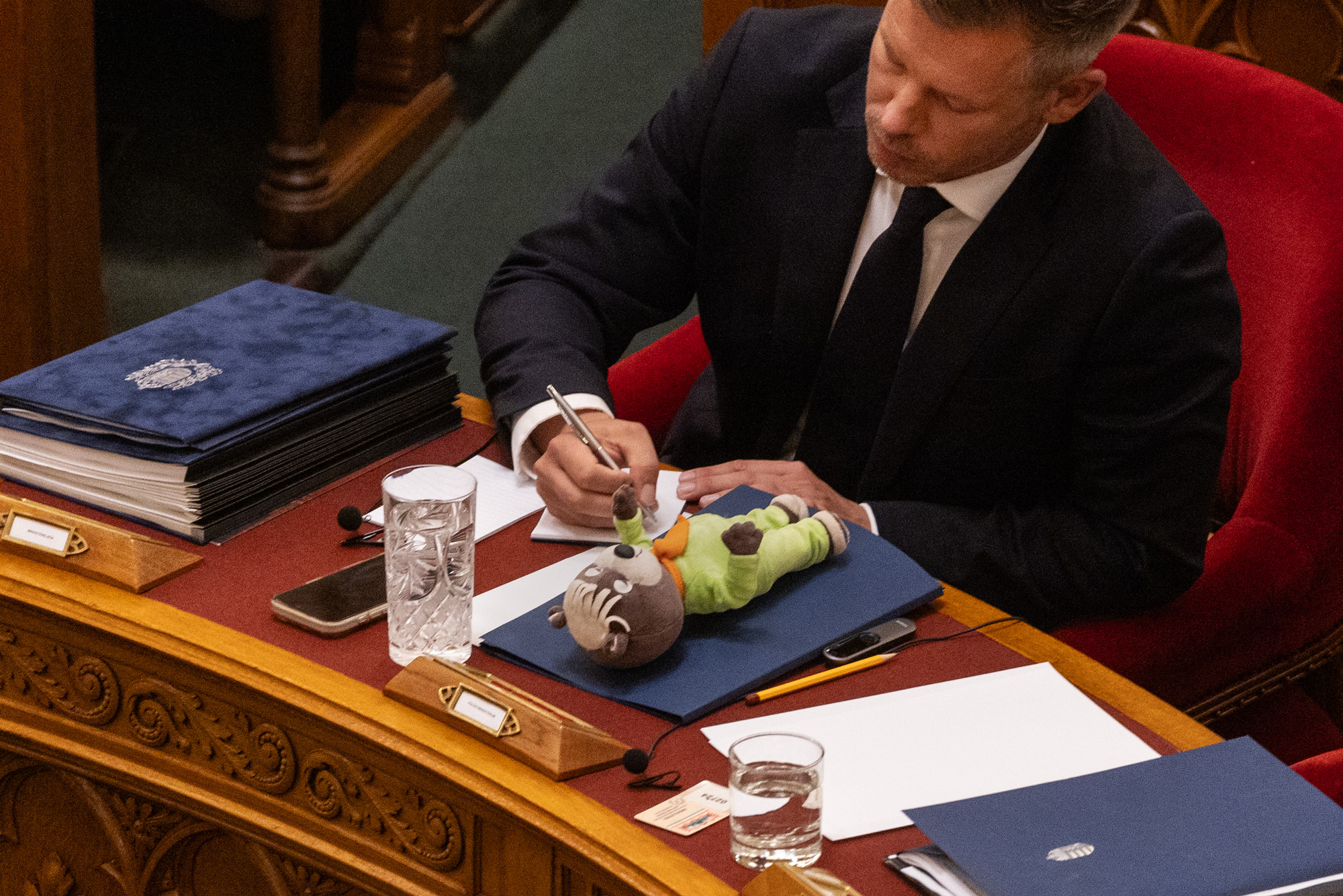 A Fidesz osztálytermi hangulatba került, miközben Magyar Péter a gyermekvédelem állapotán borzongott