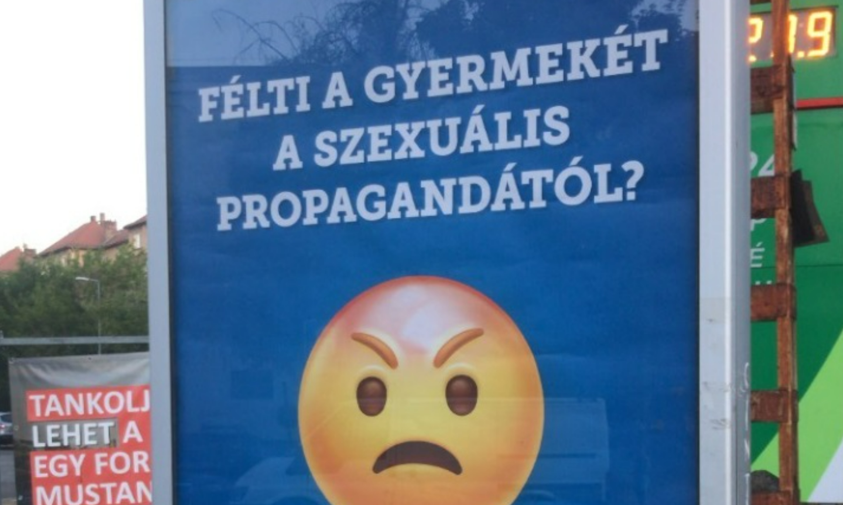 Kitiltják a félelemkeltő hirdetéseket a közterületekről, jön a gyerekvédelemben dolgozók bérrendezése