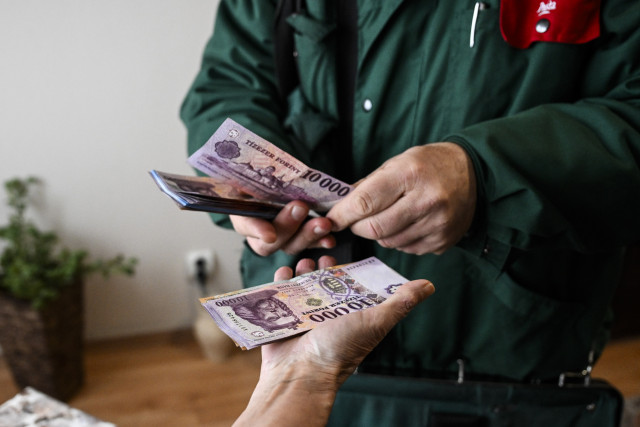Budapest, 2026. február 6...A februári, a 13. havi és a 14 havi nyugdíj elsõ negyedét kézbesíti a postás egy nyugdíjasnak a fõvárosban 2026. február 6-án. A Magyar Posta megkezdte kézbesíteni a februári dupla nyugdíjat és a 14. havi elsõ negyedét; a nyugdíjak és nyugdíjszerû ellátások csaknem 34 százalékát ma is készpénzben, postai kézbesítéssel fizetik ki közel 800 ezer érintettnek...MTI/Bodnár Boglárka