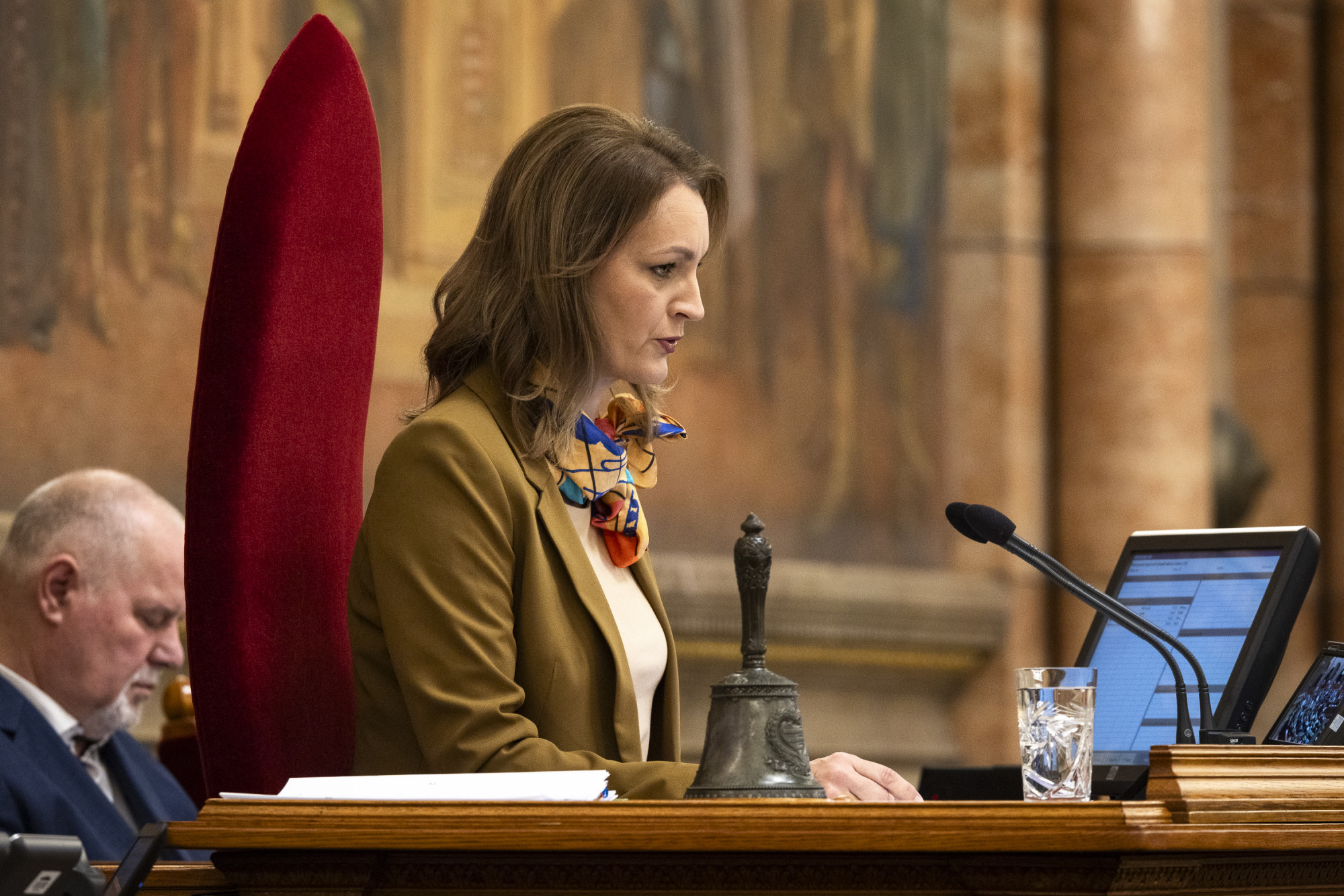Németh Balázs azt állította, Magyar Péter eligazította Forsthoffert, a házelnök visszaszólt a fideszes képviselőnek