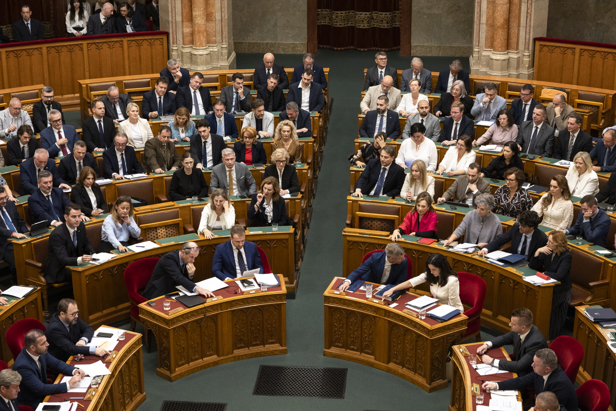 A kötelező orvoskamarai tagság visszaállításáról és az SZTFH koncessziós jogköreinek megszüntetéséről is szavaz a parlament