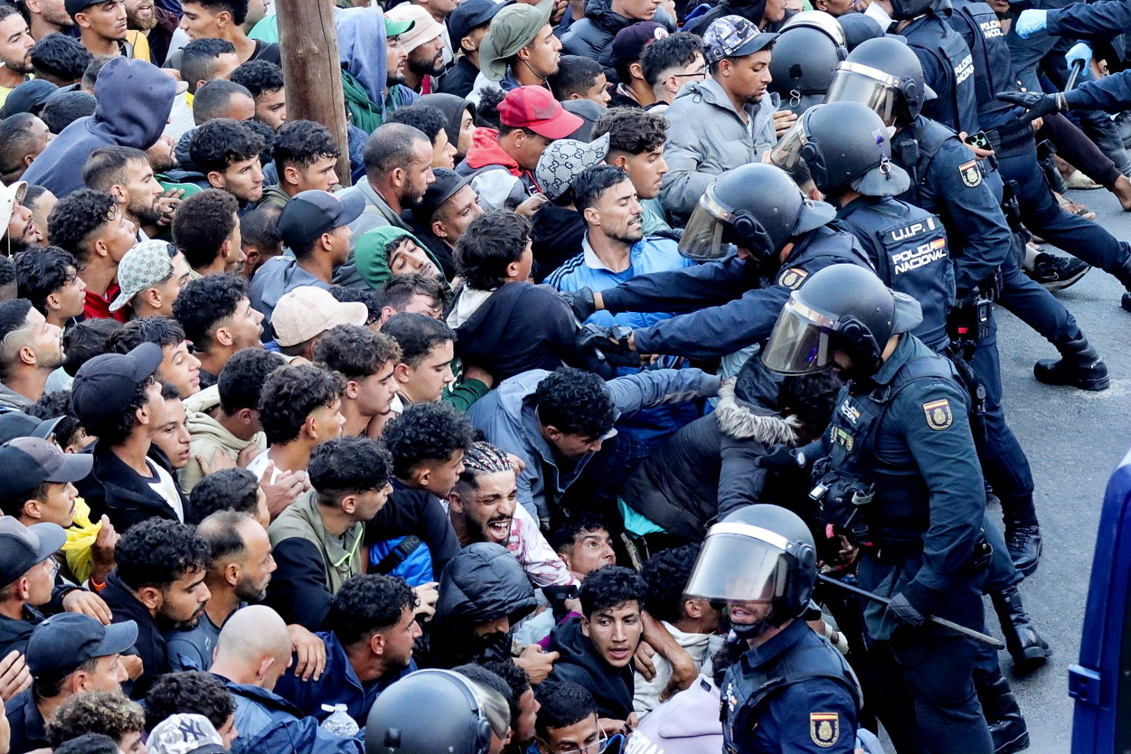 A spanyol rendőrség elkezdte kiszorítani a bevándorlókat a ceutai partokról egy táborba