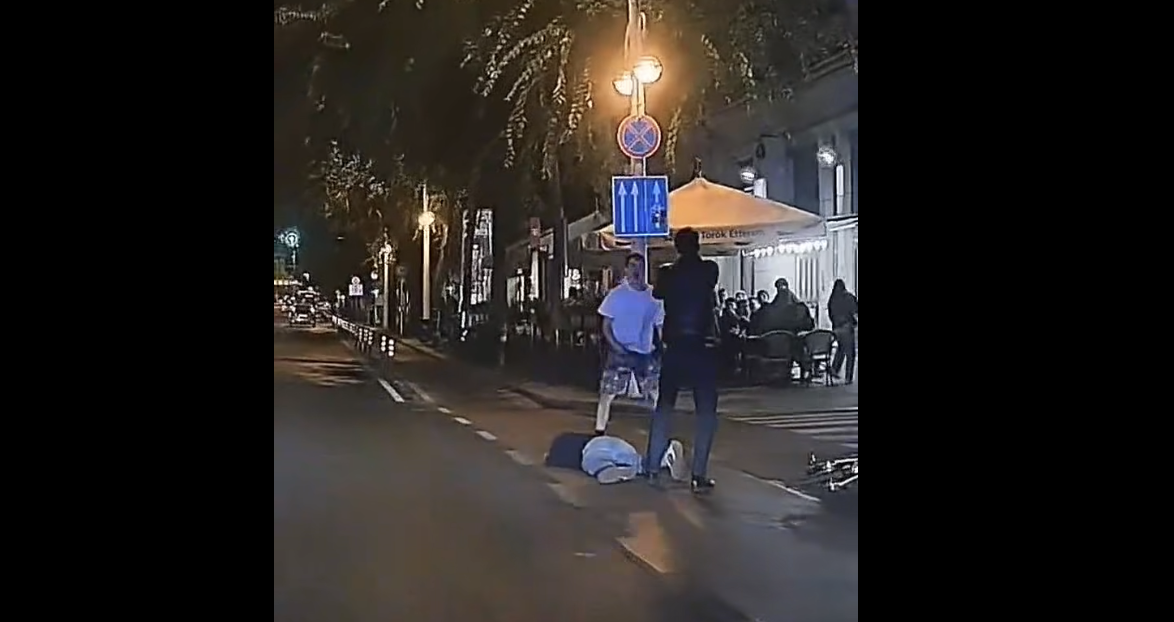 Videóra vették, ahogy valaki bármi konfliktus nélkül eszméletlenre ver egy férfit a Vígszínházzal szembeni zebrán, de van valami nagyon furcsa a videóban