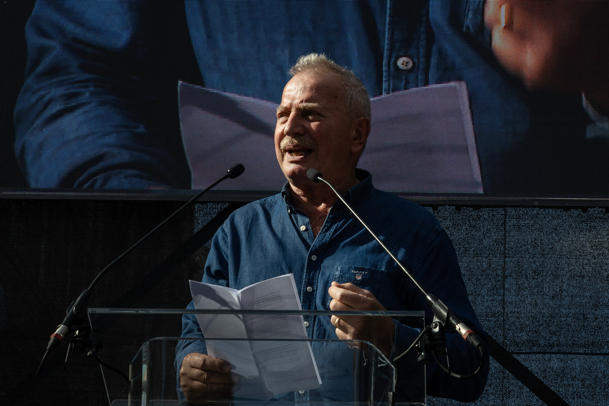 „Ha nem tetszik a Terror Háza, csináljanak maguknak egy másikat!” – Schmidt Máriáért tüntettek a fideszesek