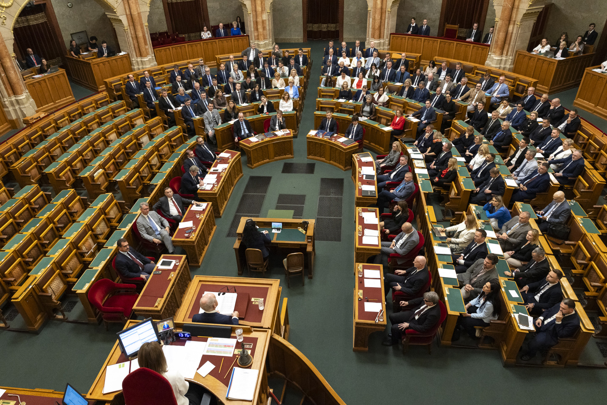 V. Németh Zsolt a Magyar Nemzet olvasásával provokálta a miniszterelnököt, de Pócs János megint talált valami sokkal durvábbat