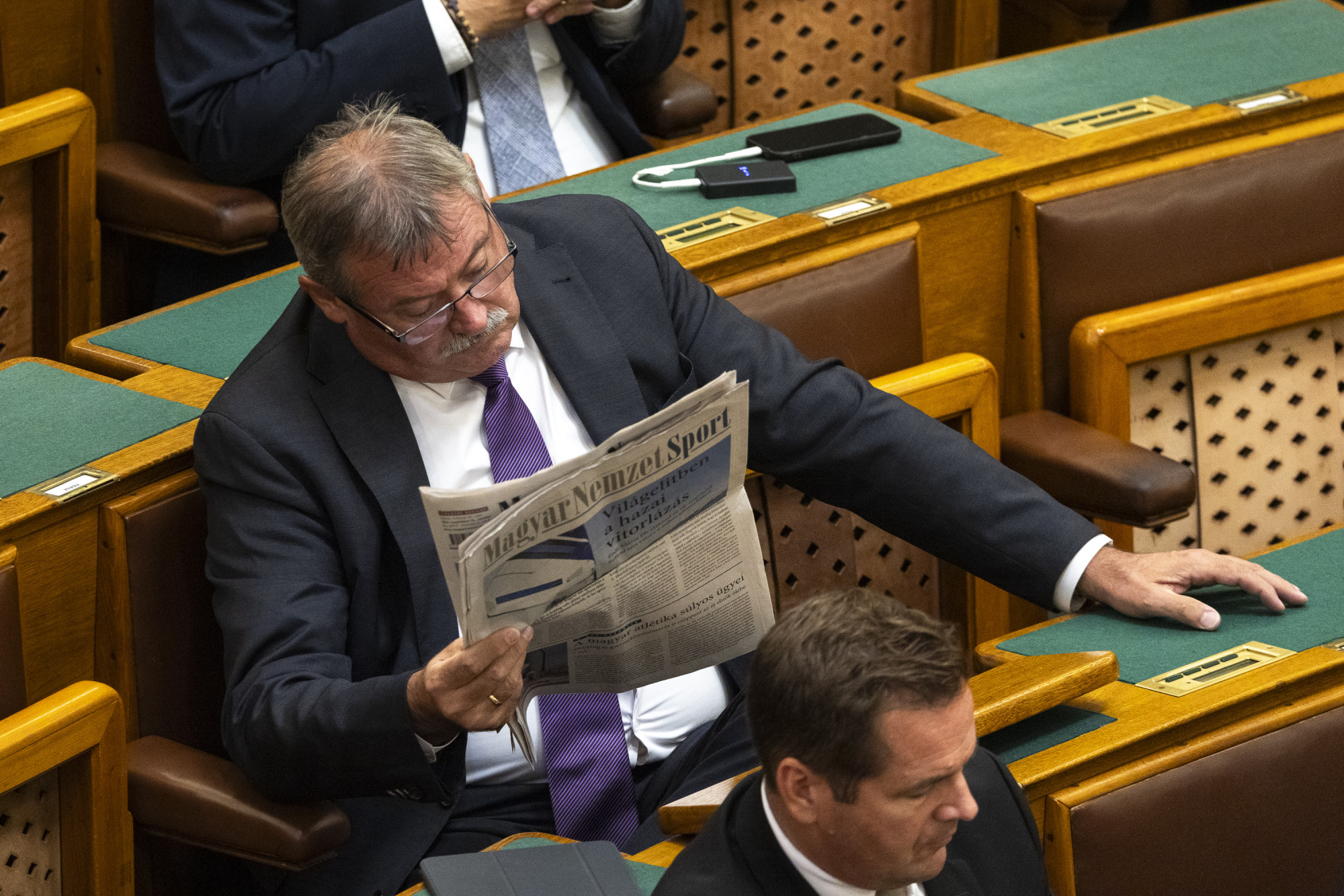 V. Németh Zsolt a Magyar Nemzet olvasásával provokálta a miniszterelnököt, de Pócs János megint talált valami sokkal durvábbat