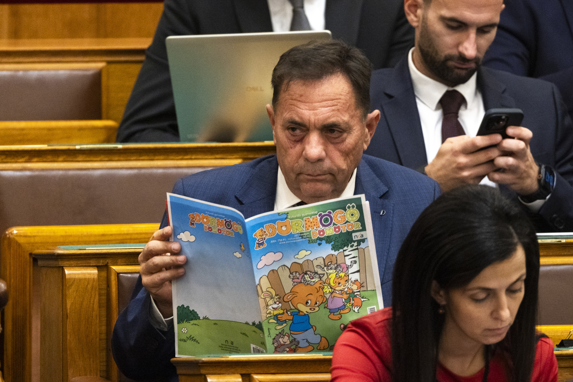 V. Németh Zsolt a Magyar Nemzet olvasásával provokálta a miniszterelnököt, de Pócs János megint talált valami sokkal durvábbat